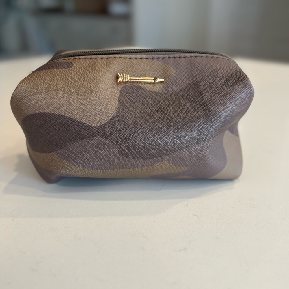 Stella & Dot Brown Camo Cosmetic Pouch with Gold Arrow